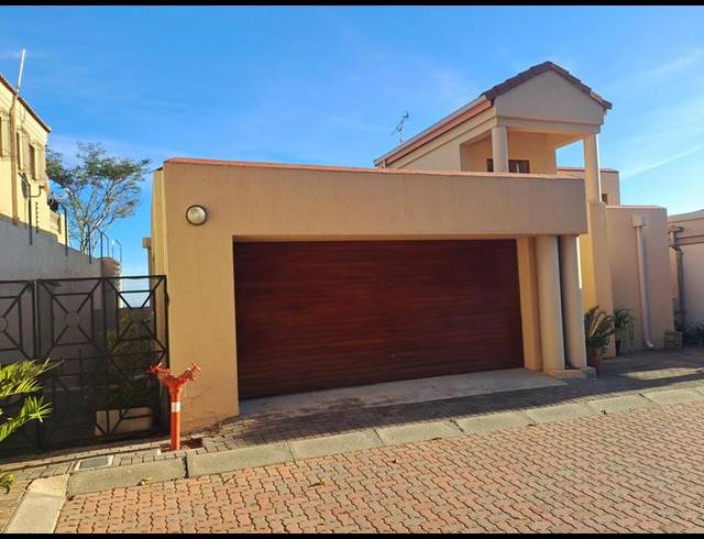 3 BEDROOM TOWNHOUSE FOR SALE IN NORTHCLIFF EXT 25